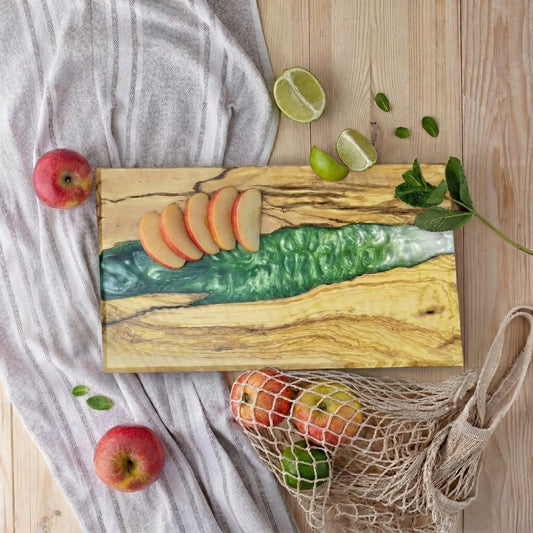 Emerald Vein – Handcrafted Olive Wood and Epoxy Resin Charcuterie Board KitchenResinArt