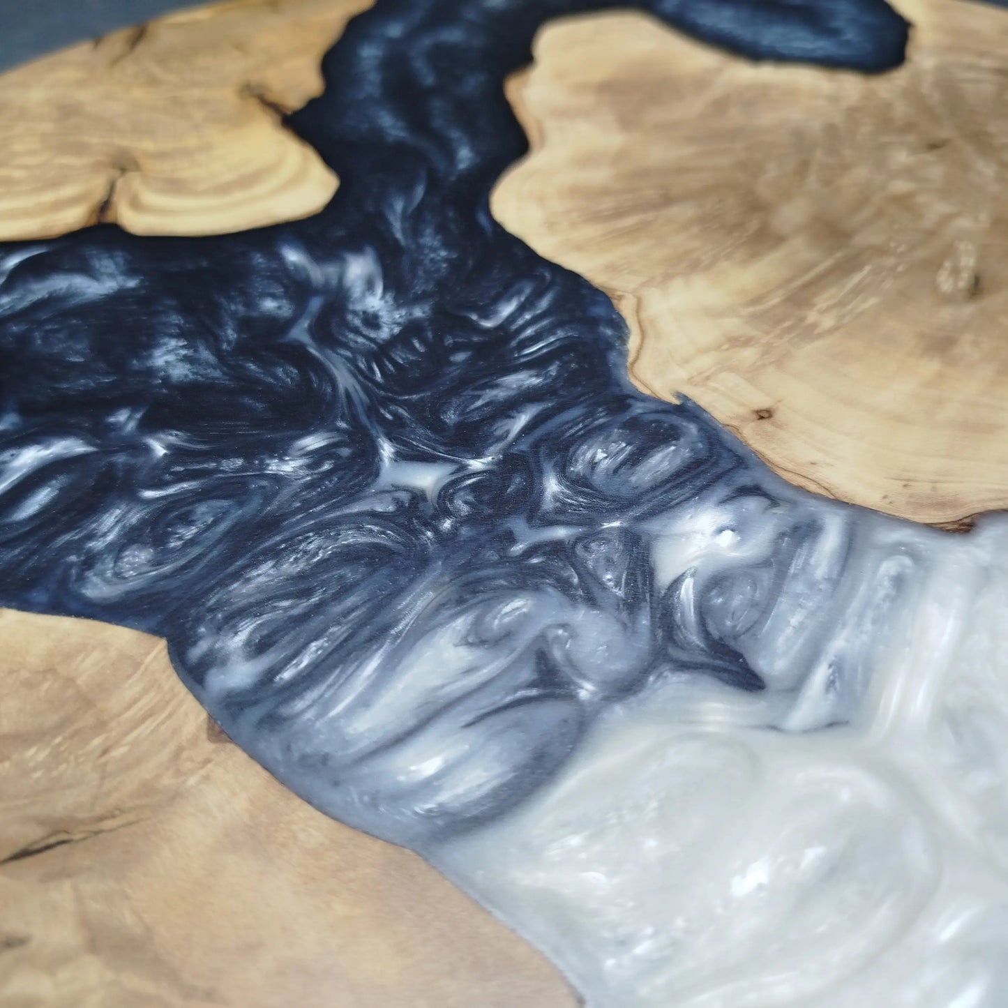 Obsidian Pearl – Handmade Olive Wood & Epoxy Resin Round Serving Board KitchenResinArt