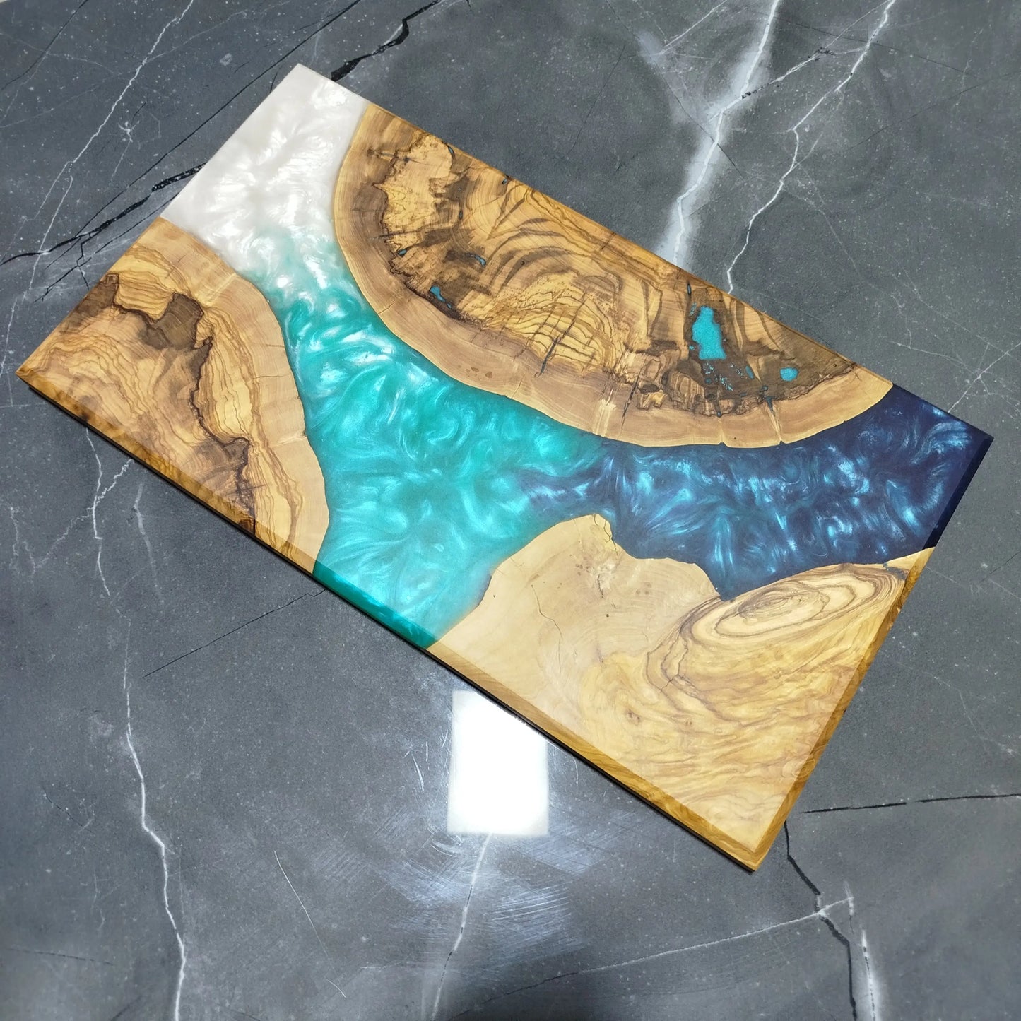 Coastal Delta – Handcrafted Olive Wood and Epoxy Resin Charcuterie Board KitchenResinArt