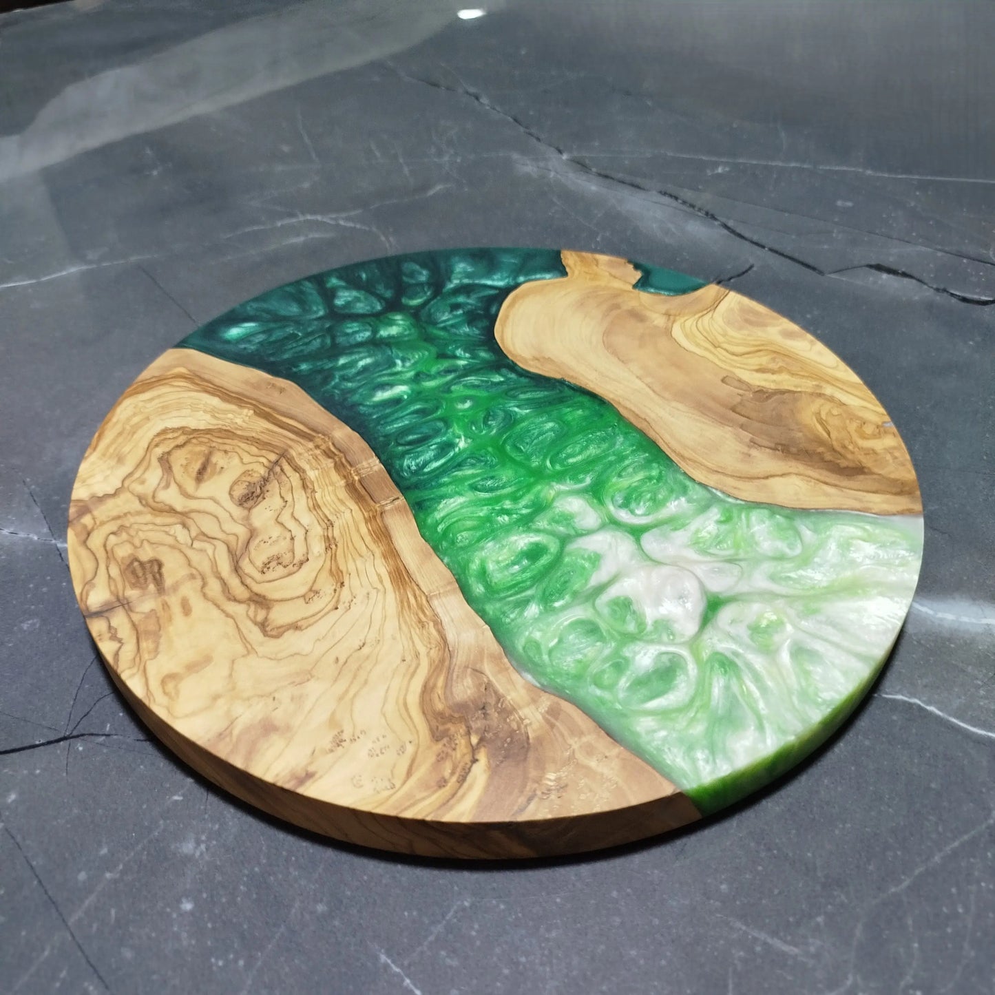 Emerald Veil – Handmade Olive Wood & Epoxy Resin Round Serving Board KitchenResinArt