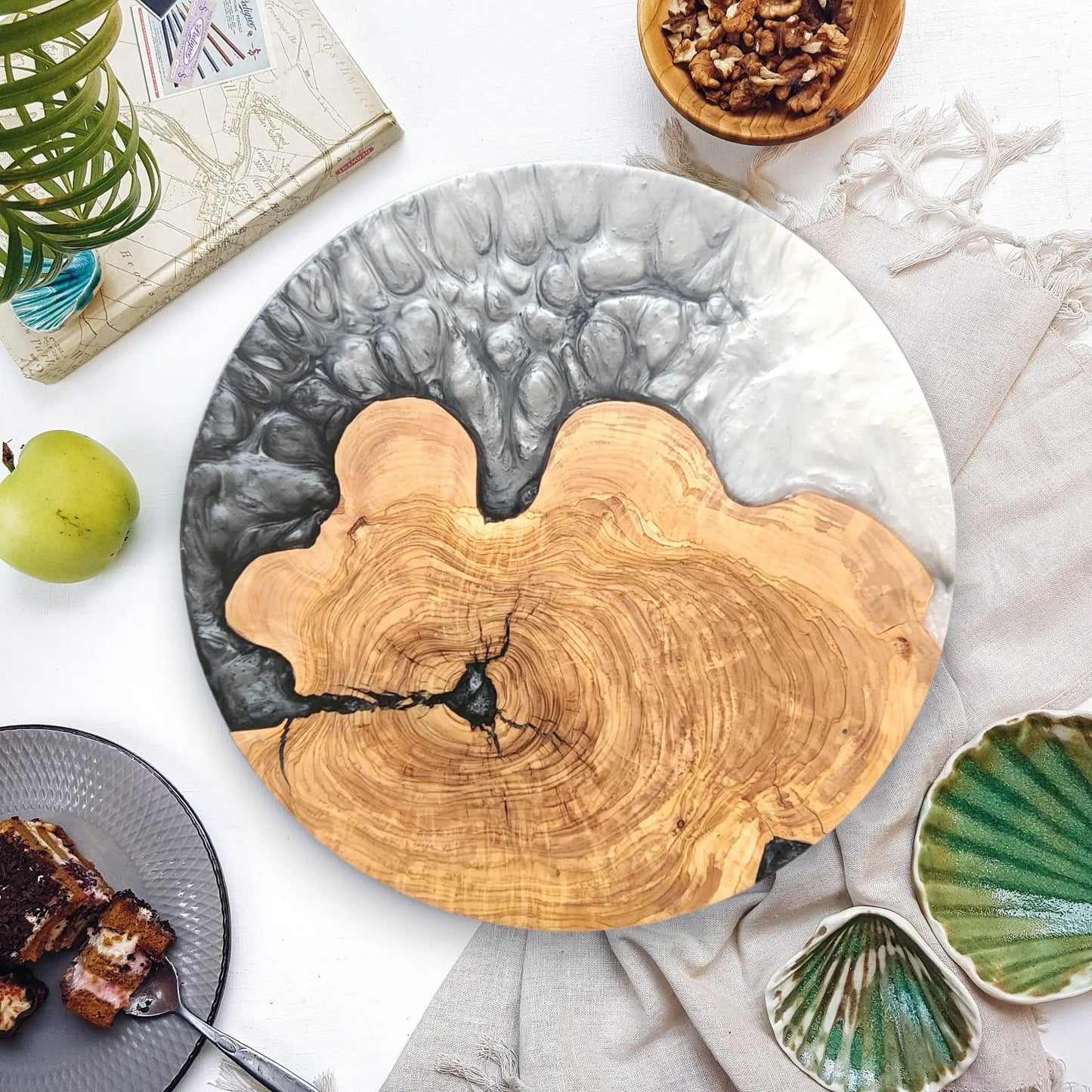 Graphite Eclipse – Handmade Olive Wood & Epoxy Resin Round Serving Board KitchenResinArt