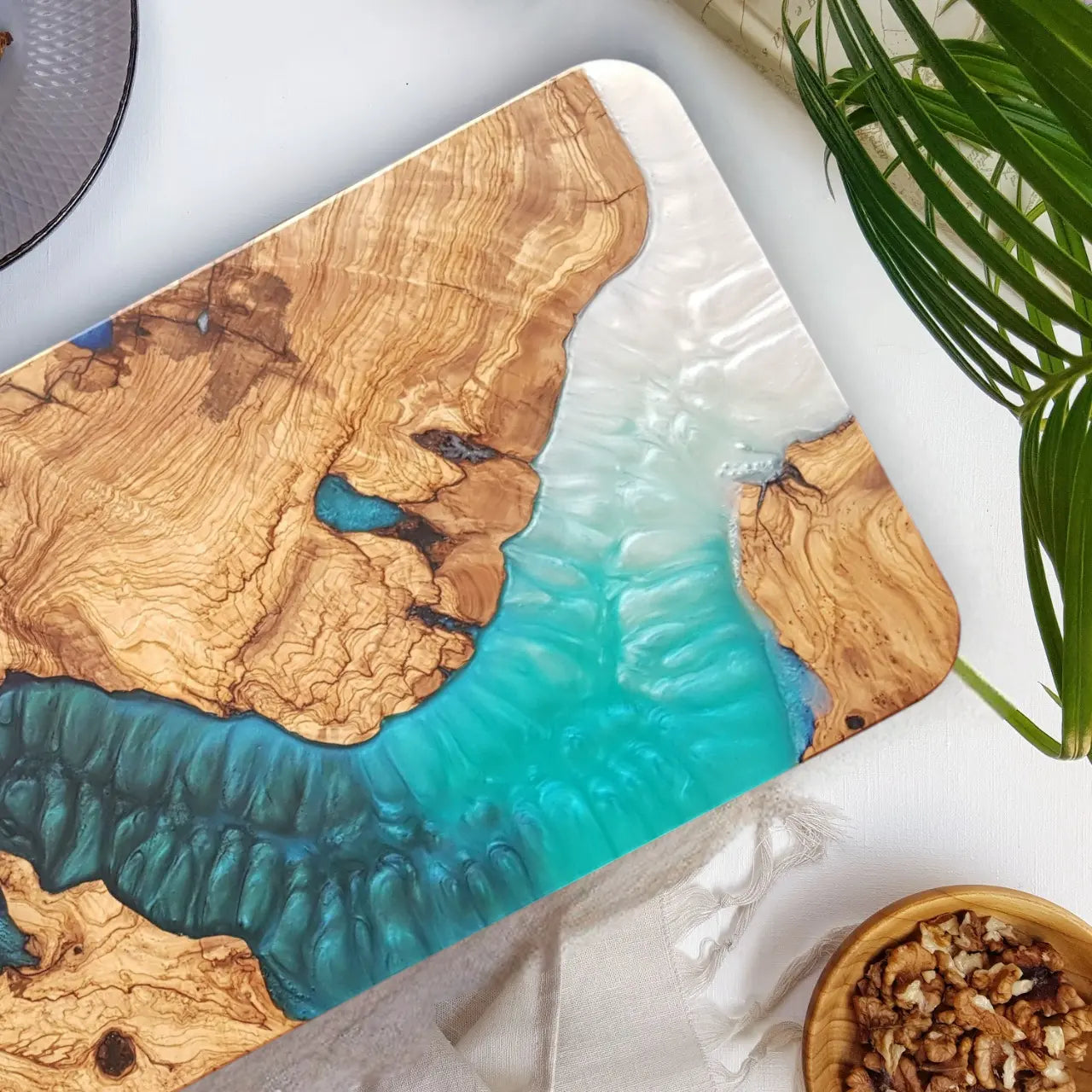 Ocean Rift – Olive Wood & Epoxy Resin Charcuterie Board KitchenResinArt
