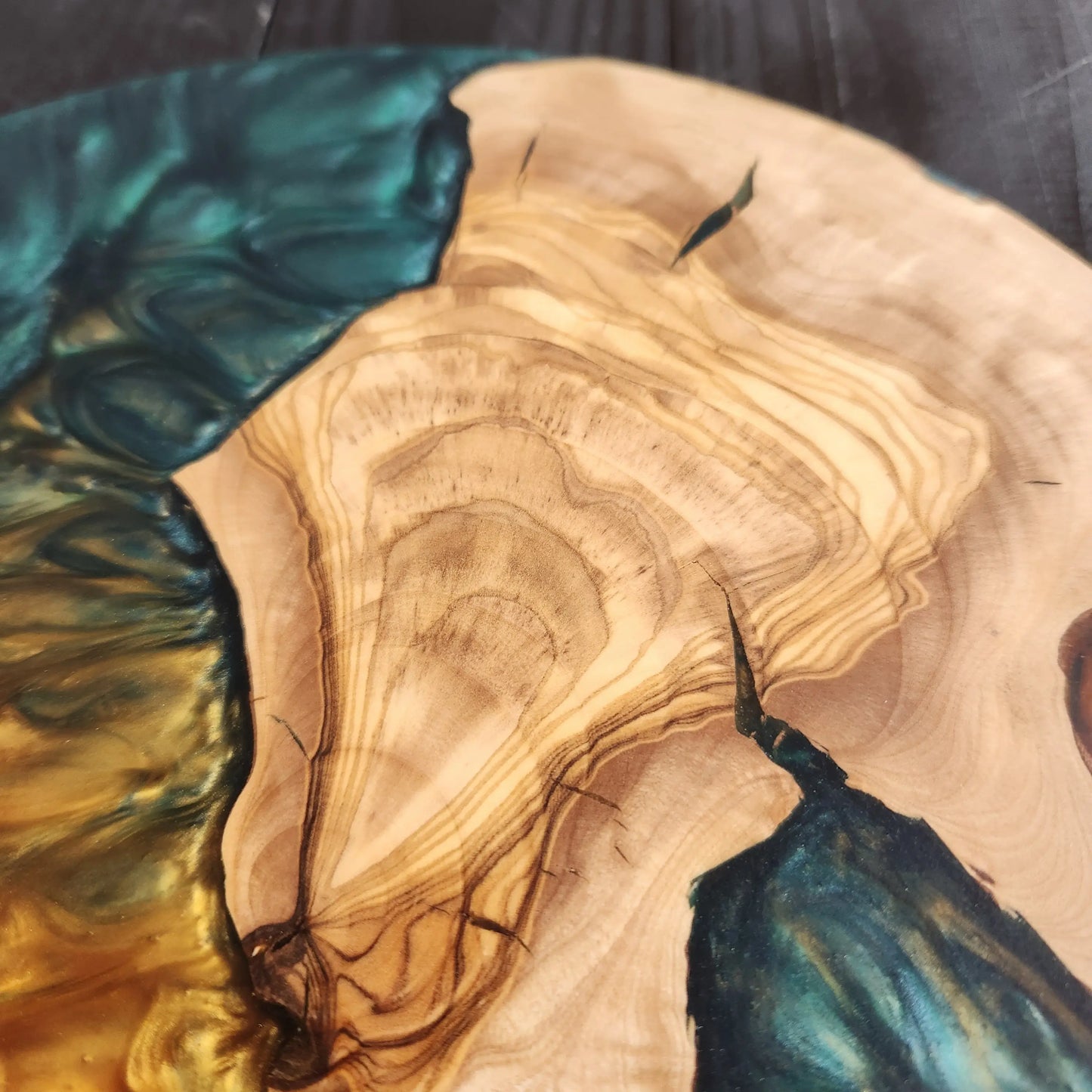 Golden Tide – Round Olive Wood & Emerald Resin Serving Board KitchenResinArt