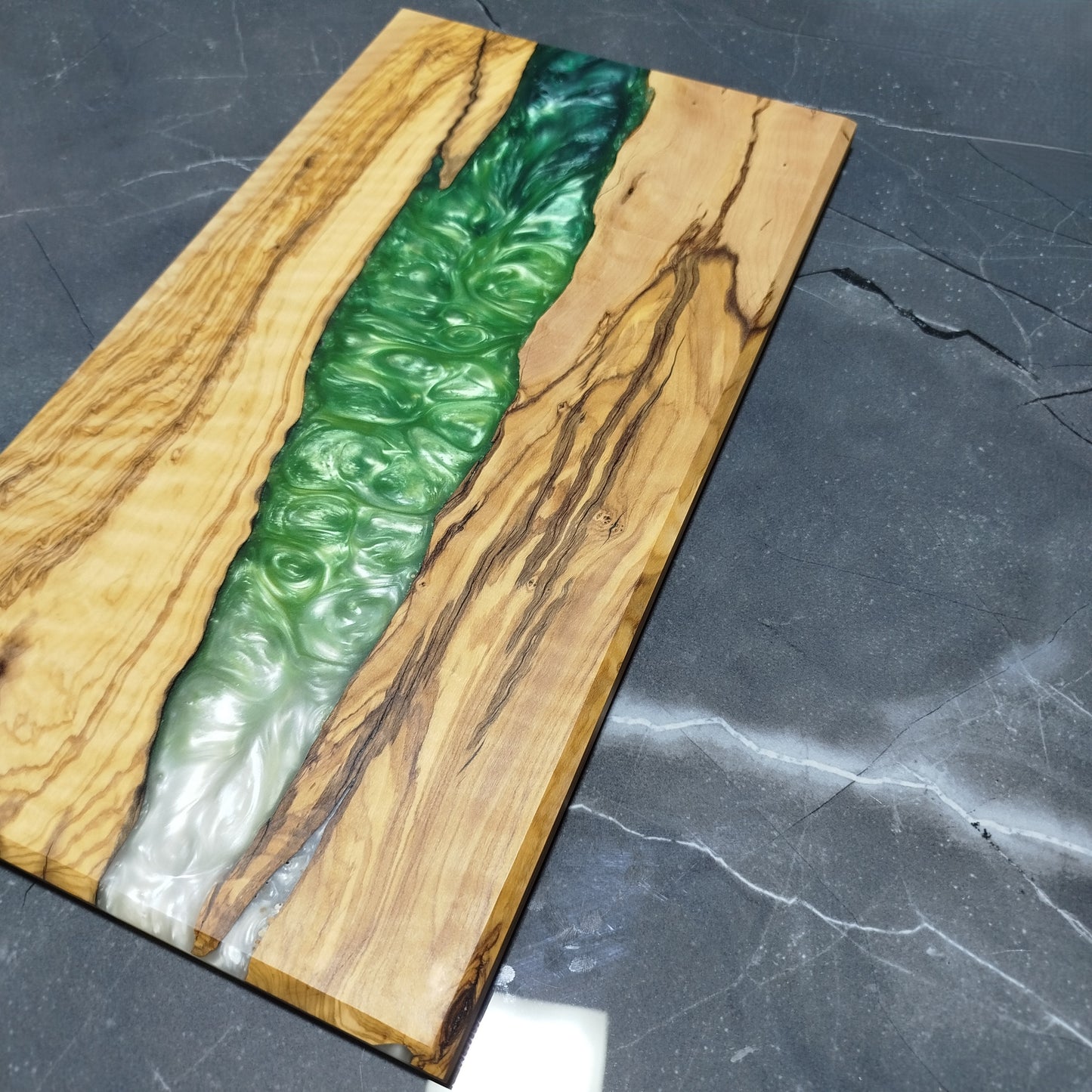 Emerald Vein – Handcrafted Olive Wood and Epoxy Resin Charcuterie Board