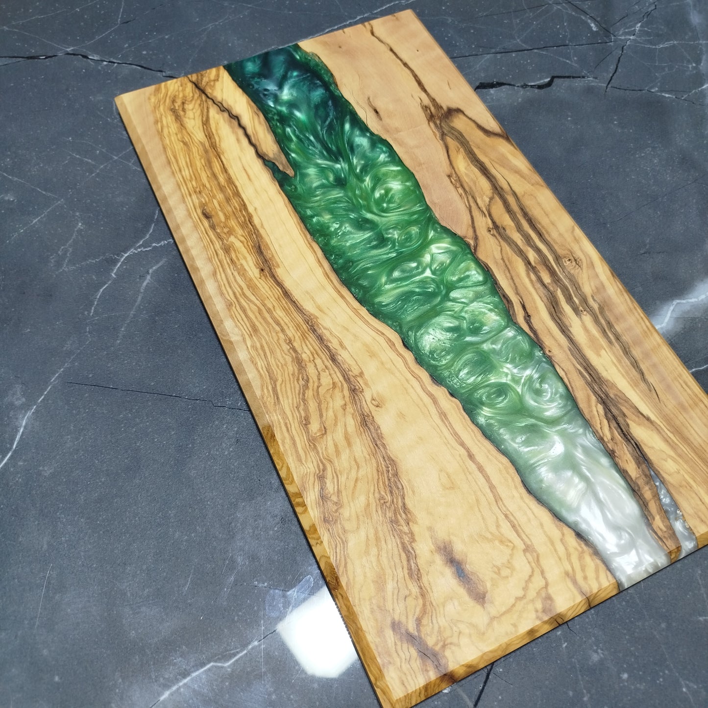 Emerald Vein – Handcrafted Olive Wood and Epoxy Resin Charcuterie Board