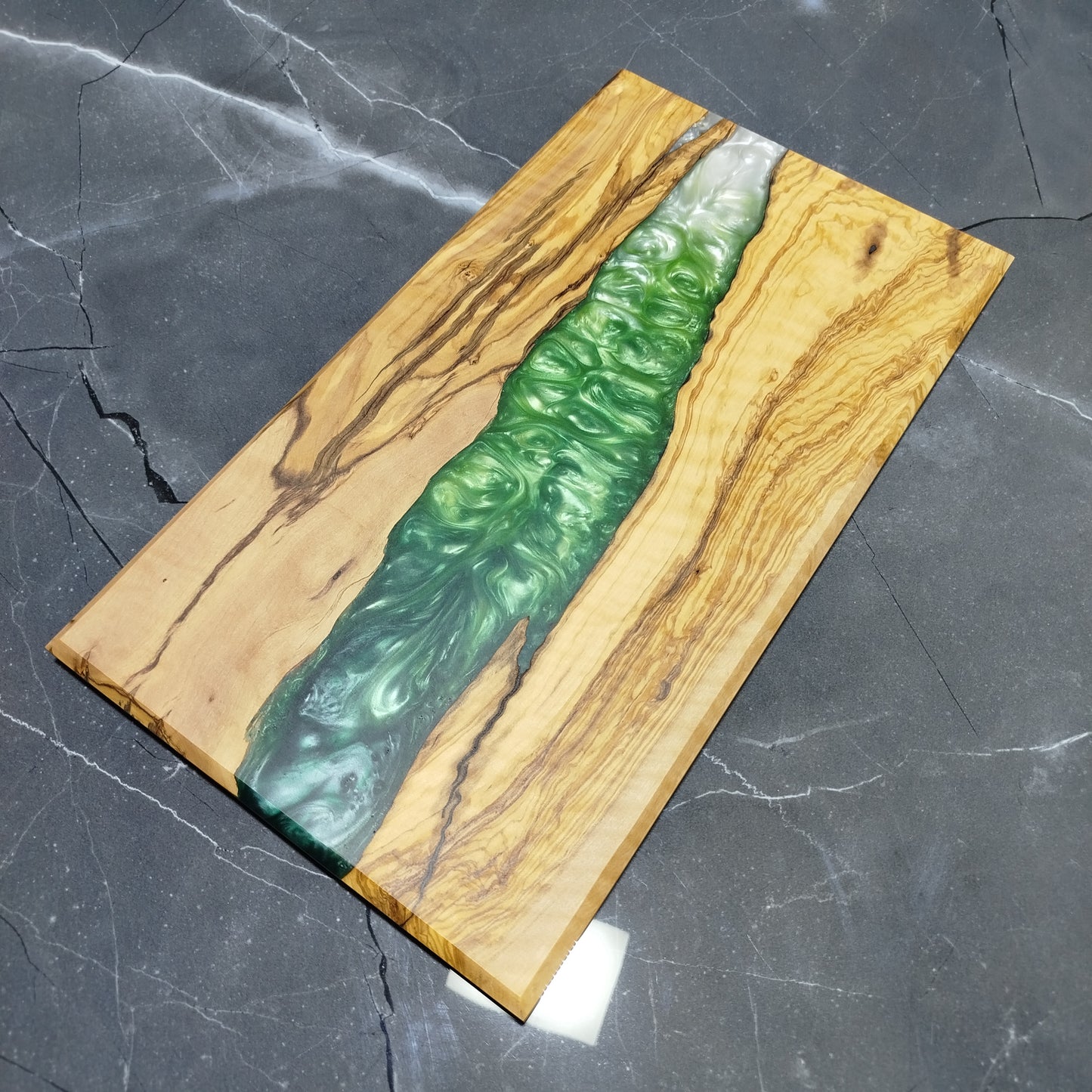 Emerald Vein – Handcrafted Olive Wood and Epoxy Resin Charcuterie Board
