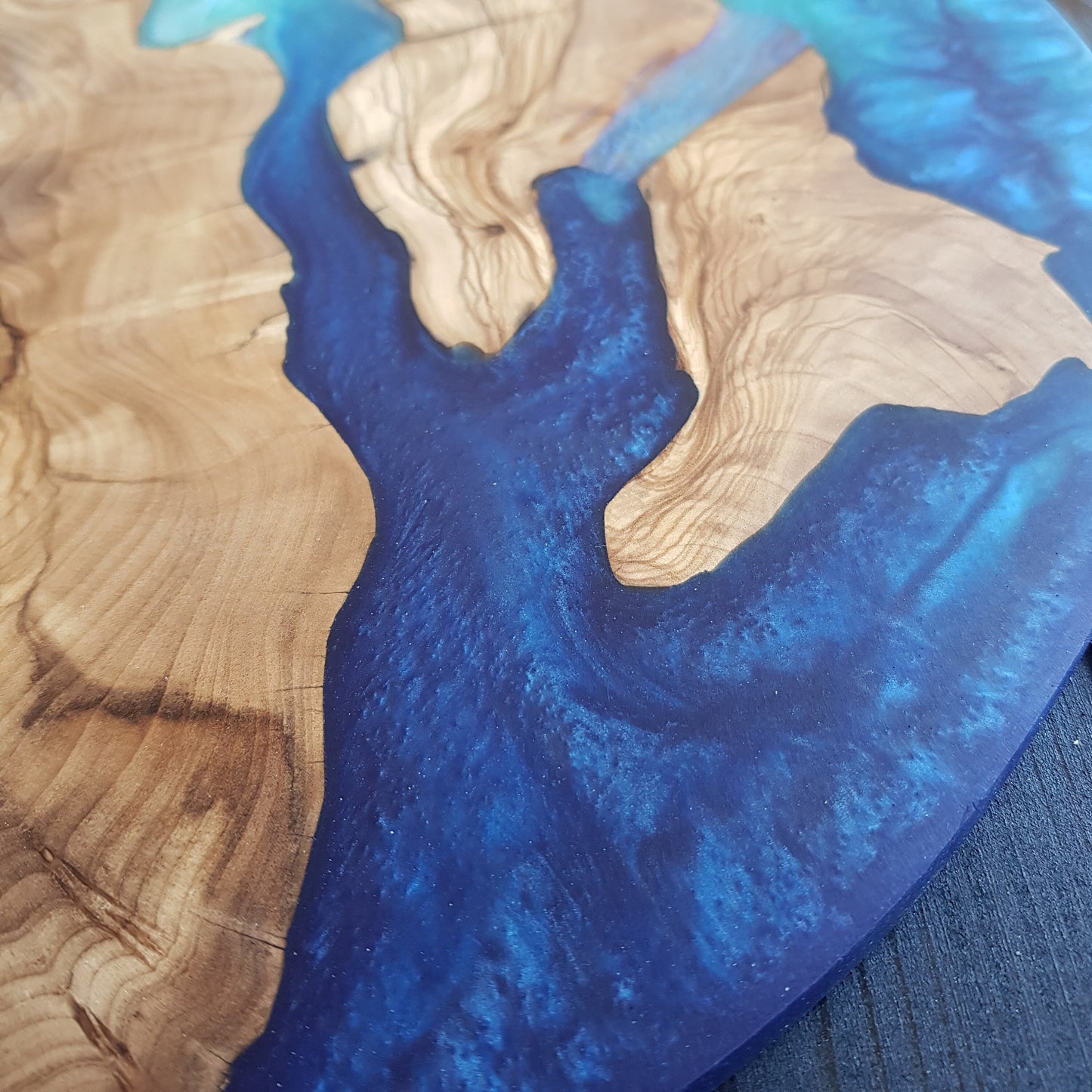 Azure Coast – Round Olive Wood & Ocean Blue Epoxy Serving Board