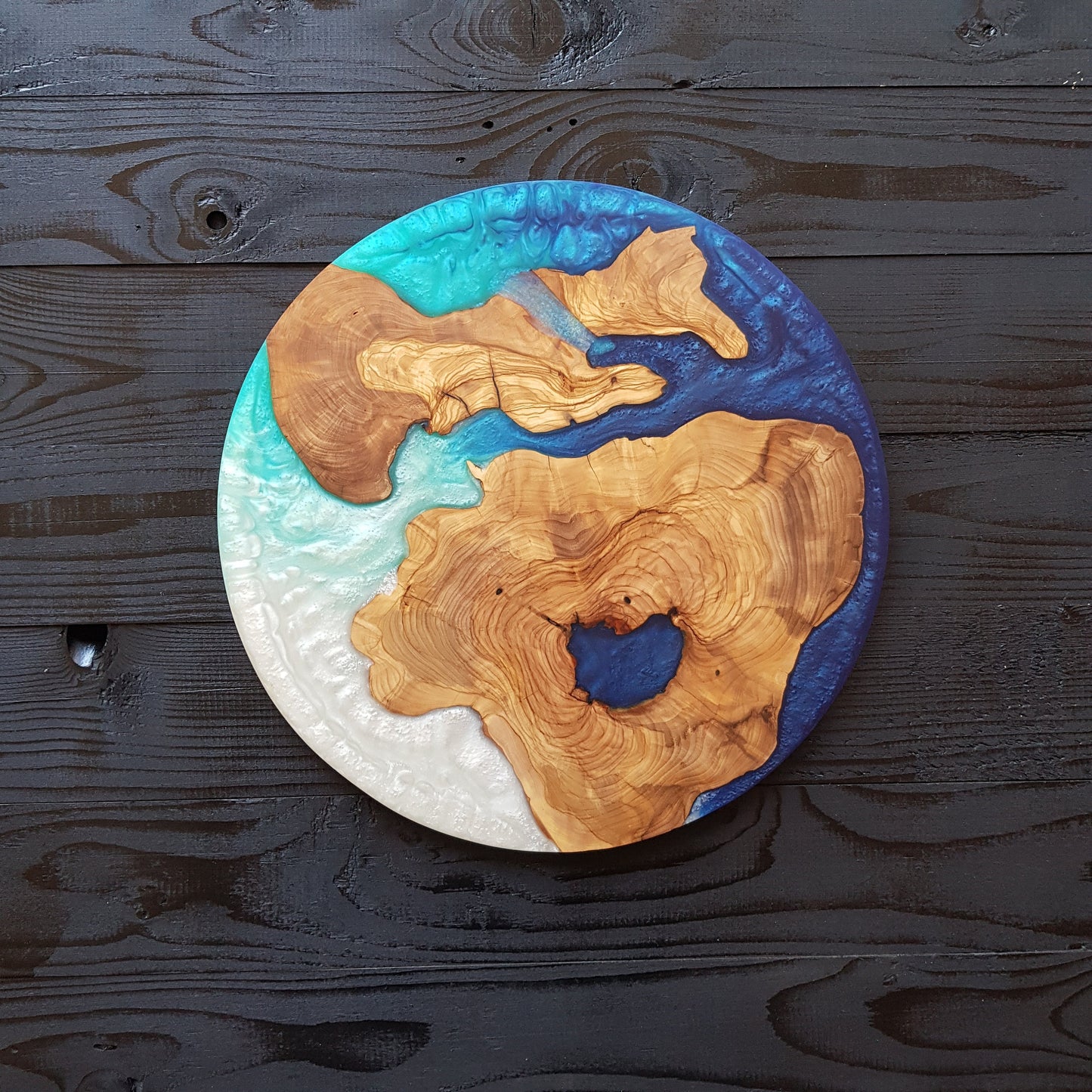 Azure Coast – Round Olive Wood & Ocean Blue Epoxy Serving Board