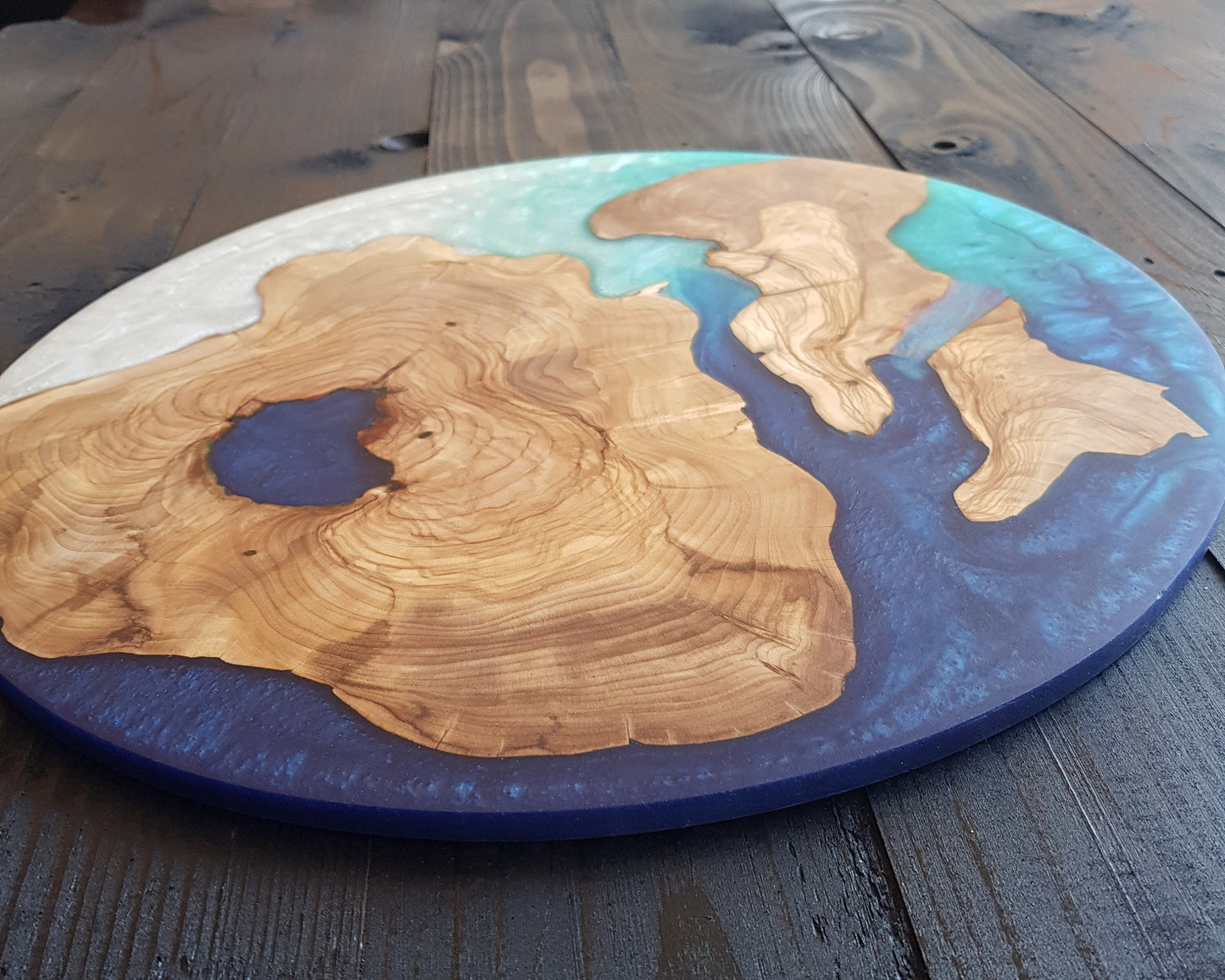 Azure Coast – Round Olive Wood & Ocean Blue Epoxy Serving Board