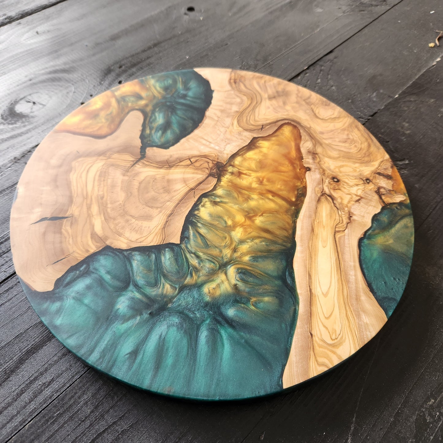 Golden Tide – Round Olive Wood & Emerald Resin Serving Board