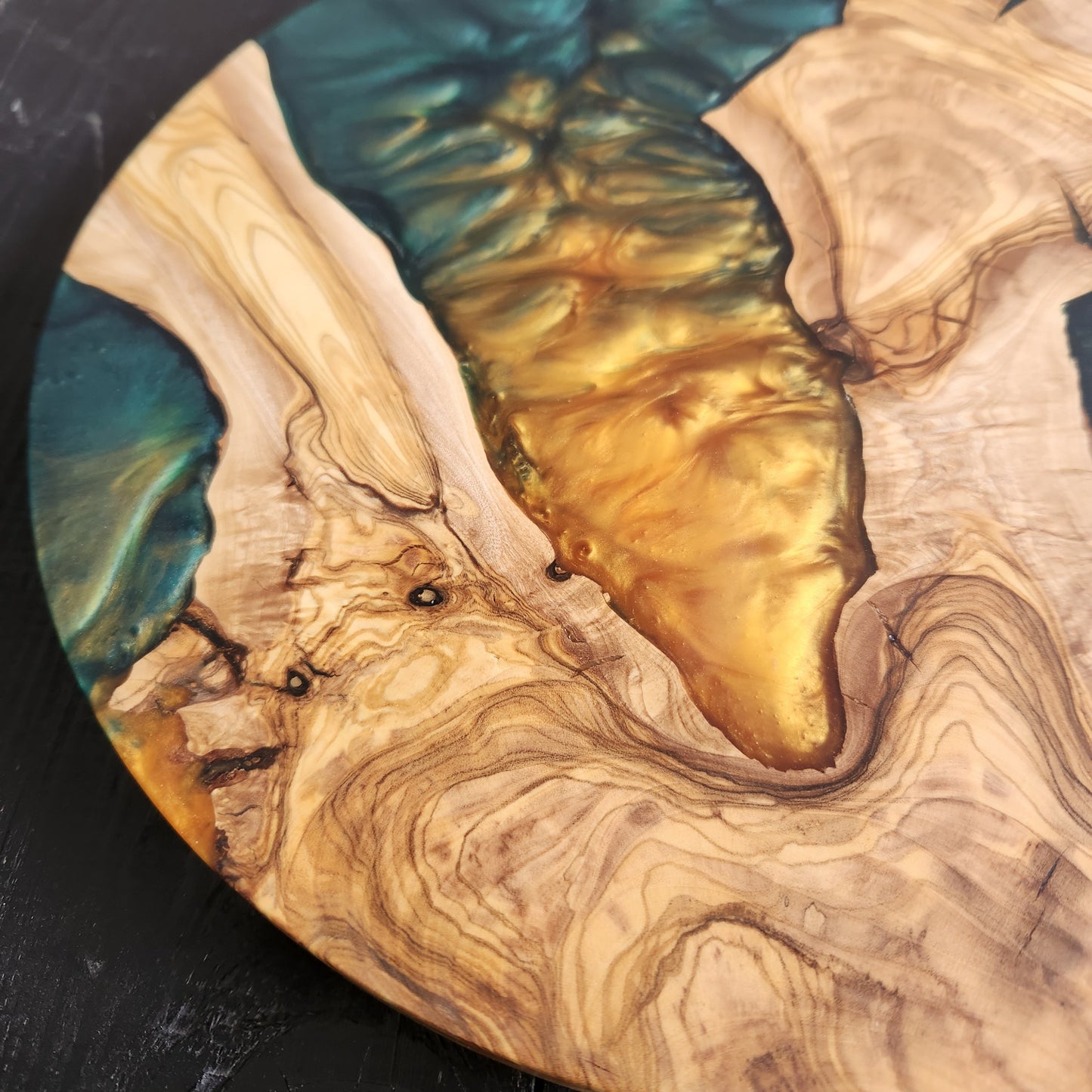 Golden Tide – Round Olive Wood & Emerald Resin Serving Board
