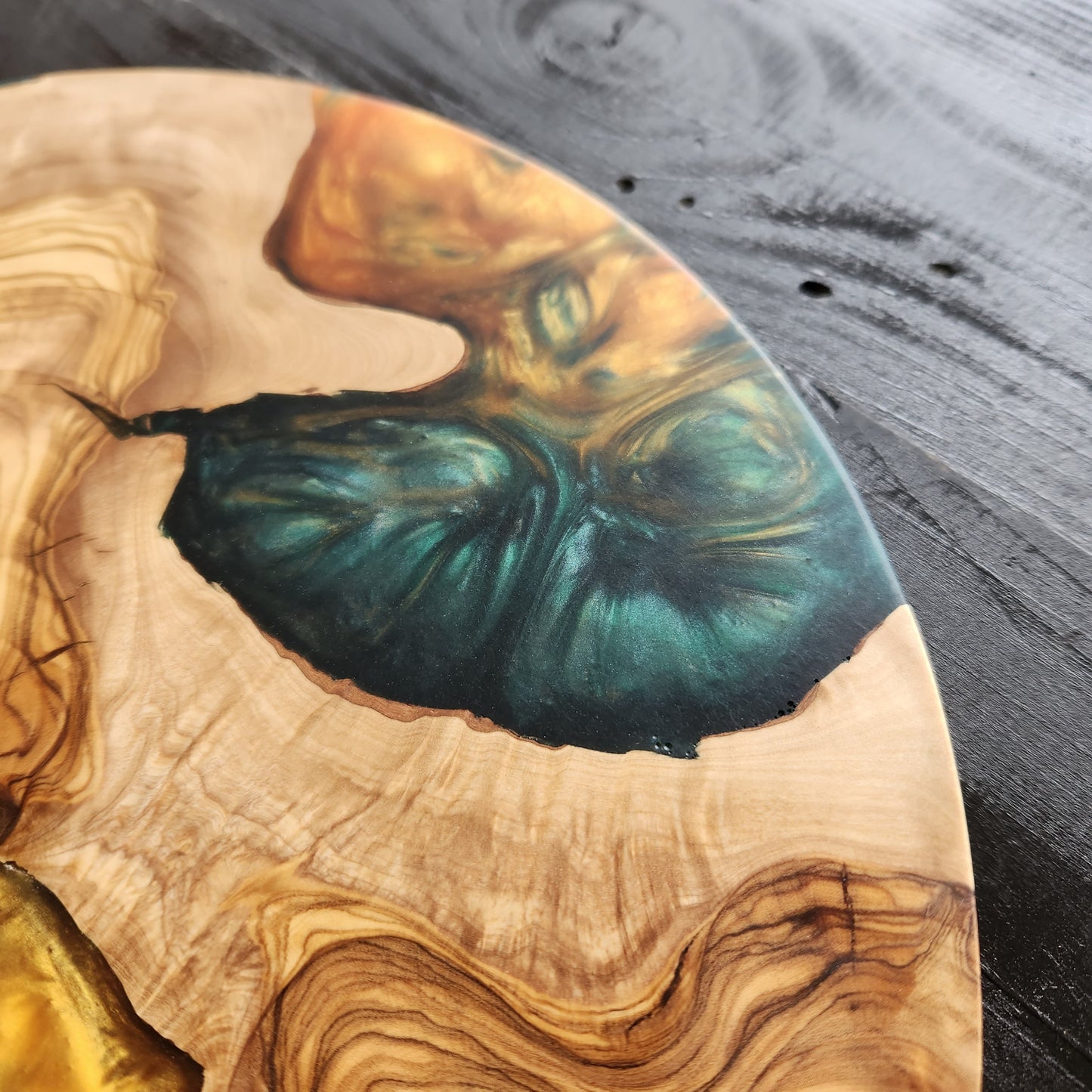 Golden Tide – Round Olive Wood & Emerald Resin Serving Board
