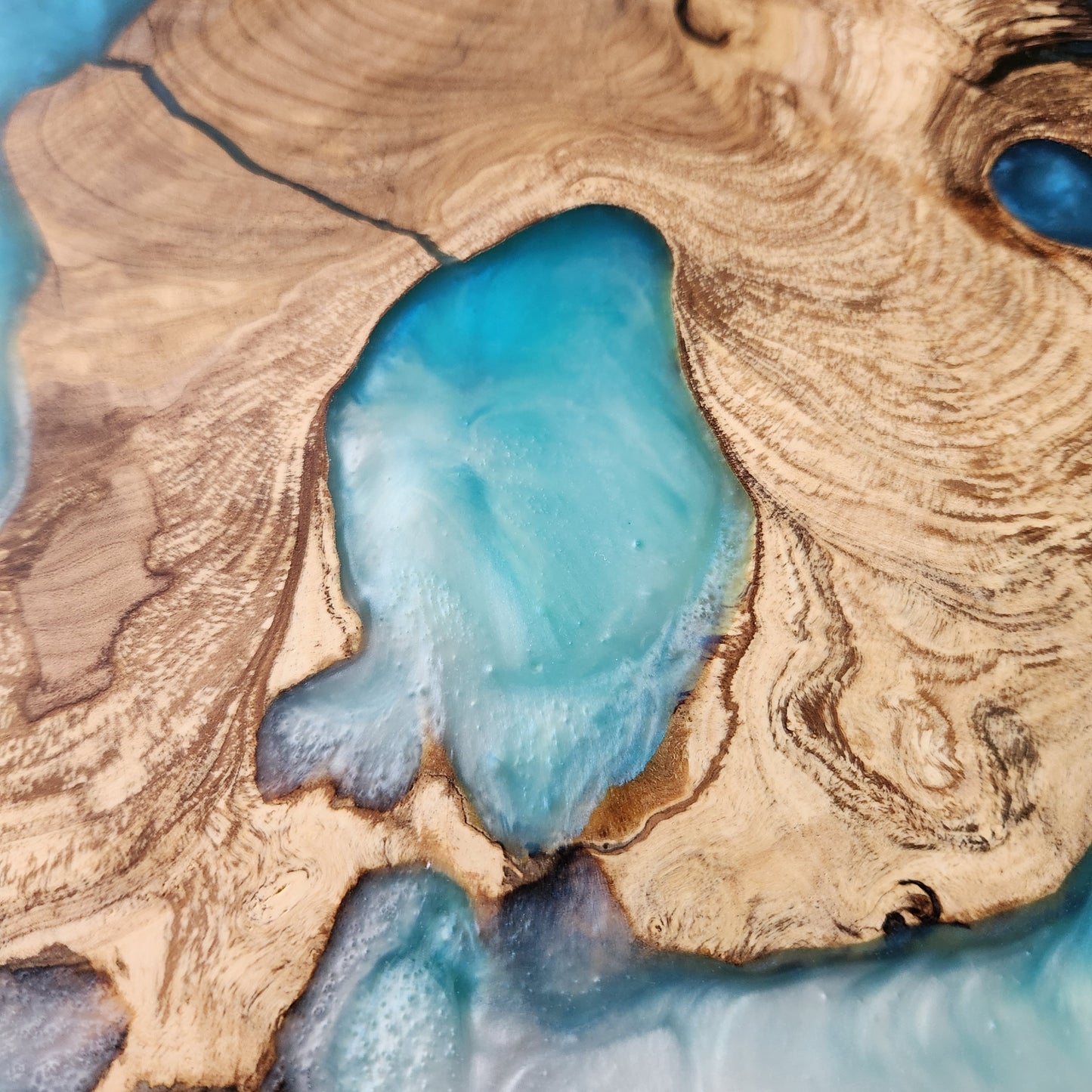 Coastal Halo – Handmade Olive Wood & Epoxy Resin Round Serving Board