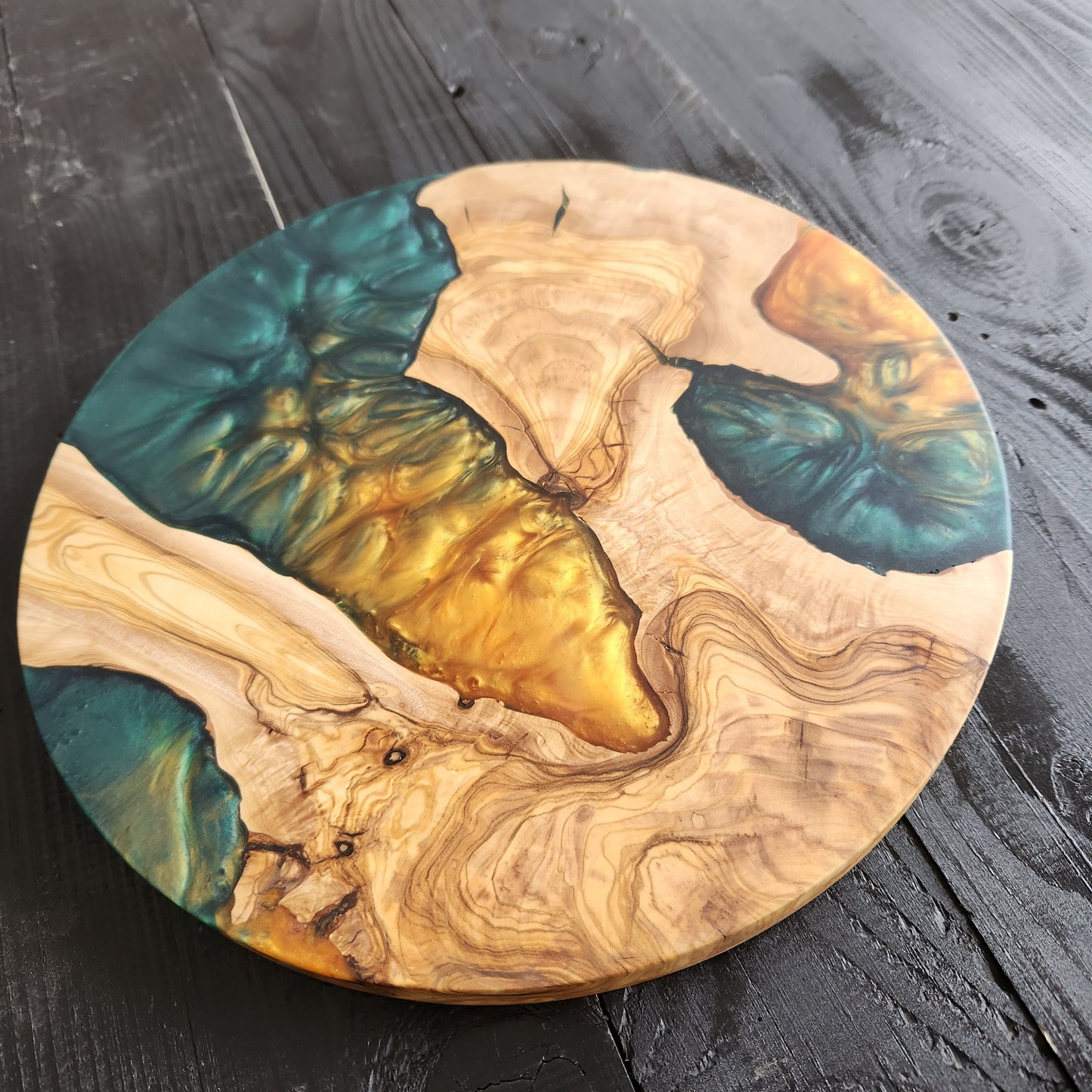 Golden Tide – Round Olive Wood & Emerald Resin Serving Board