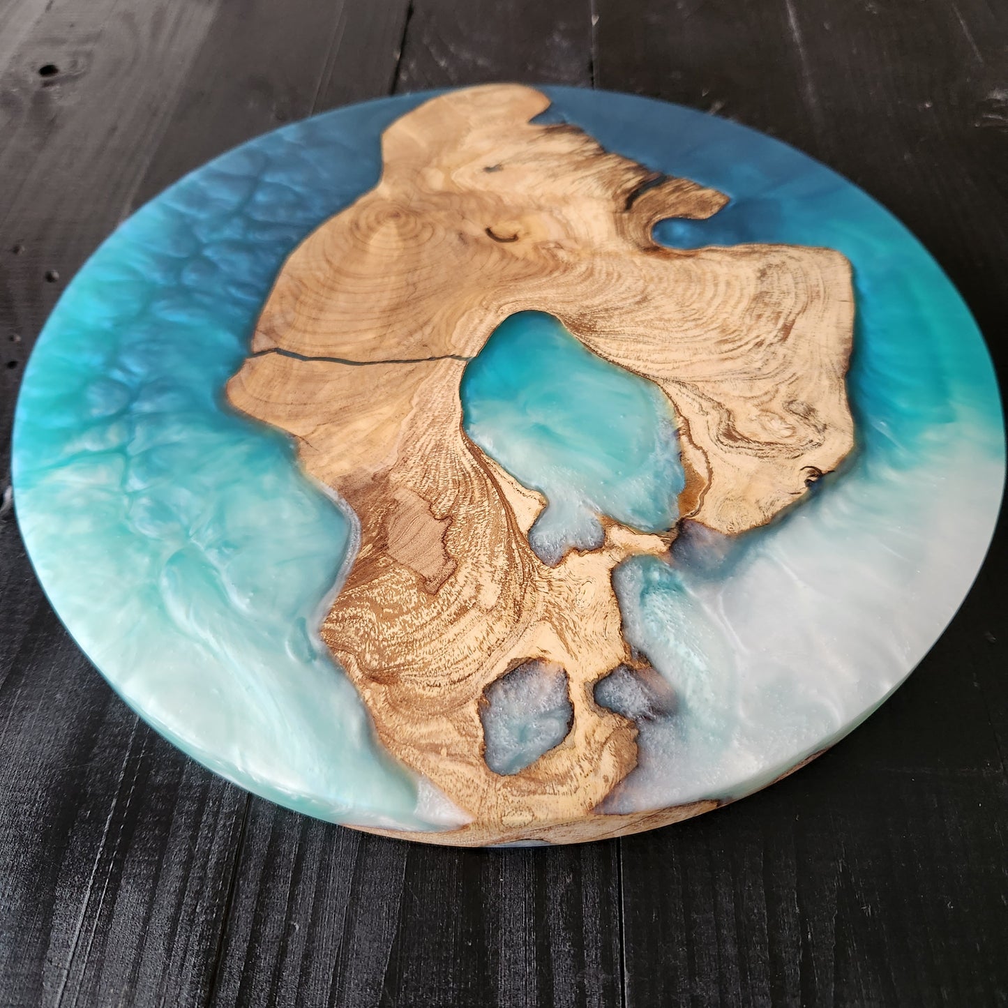Coastal Halo – Handmade Olive Wood & Epoxy Resin Round Serving Board