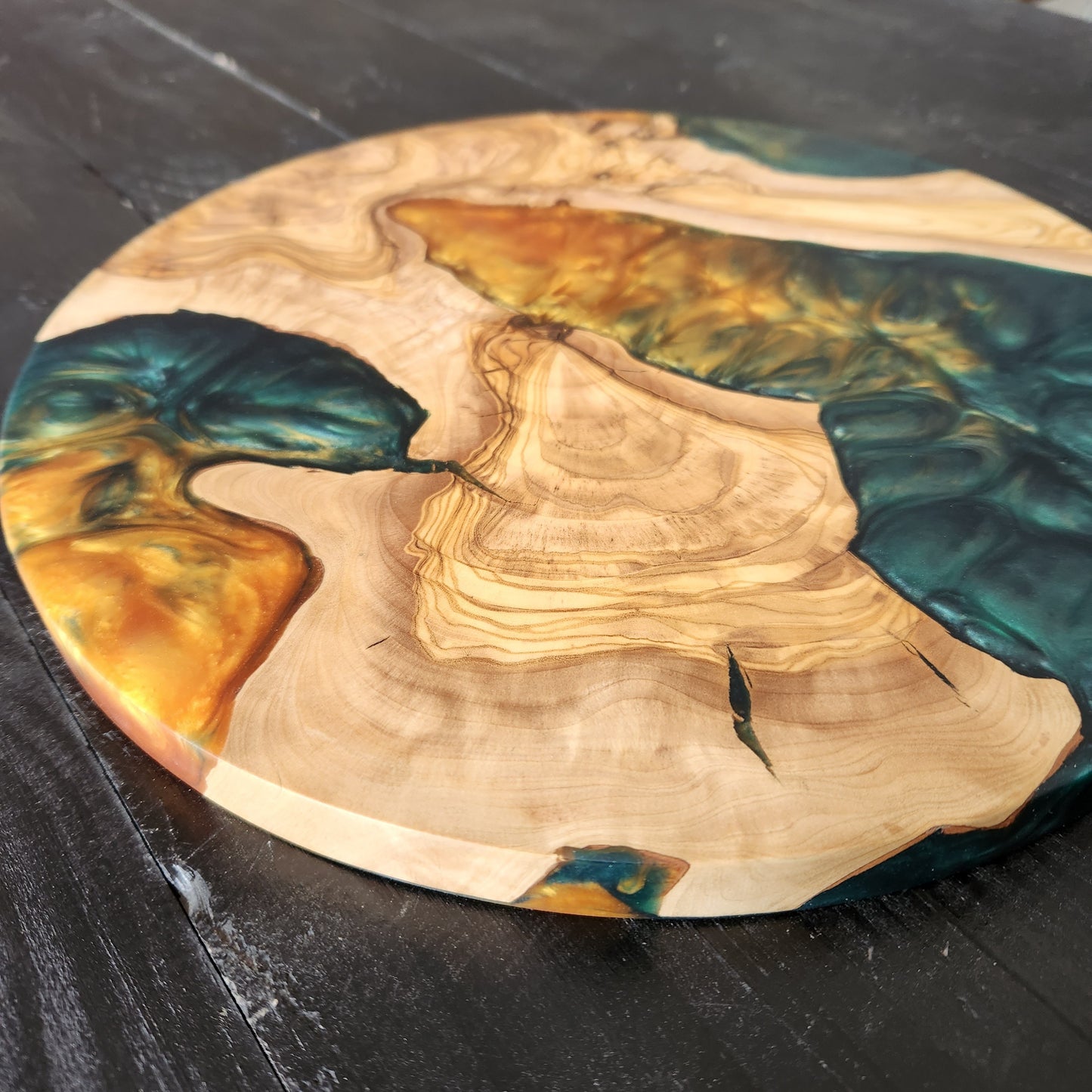 Golden Tide – Round Olive Wood & Emerald Resin Serving Board