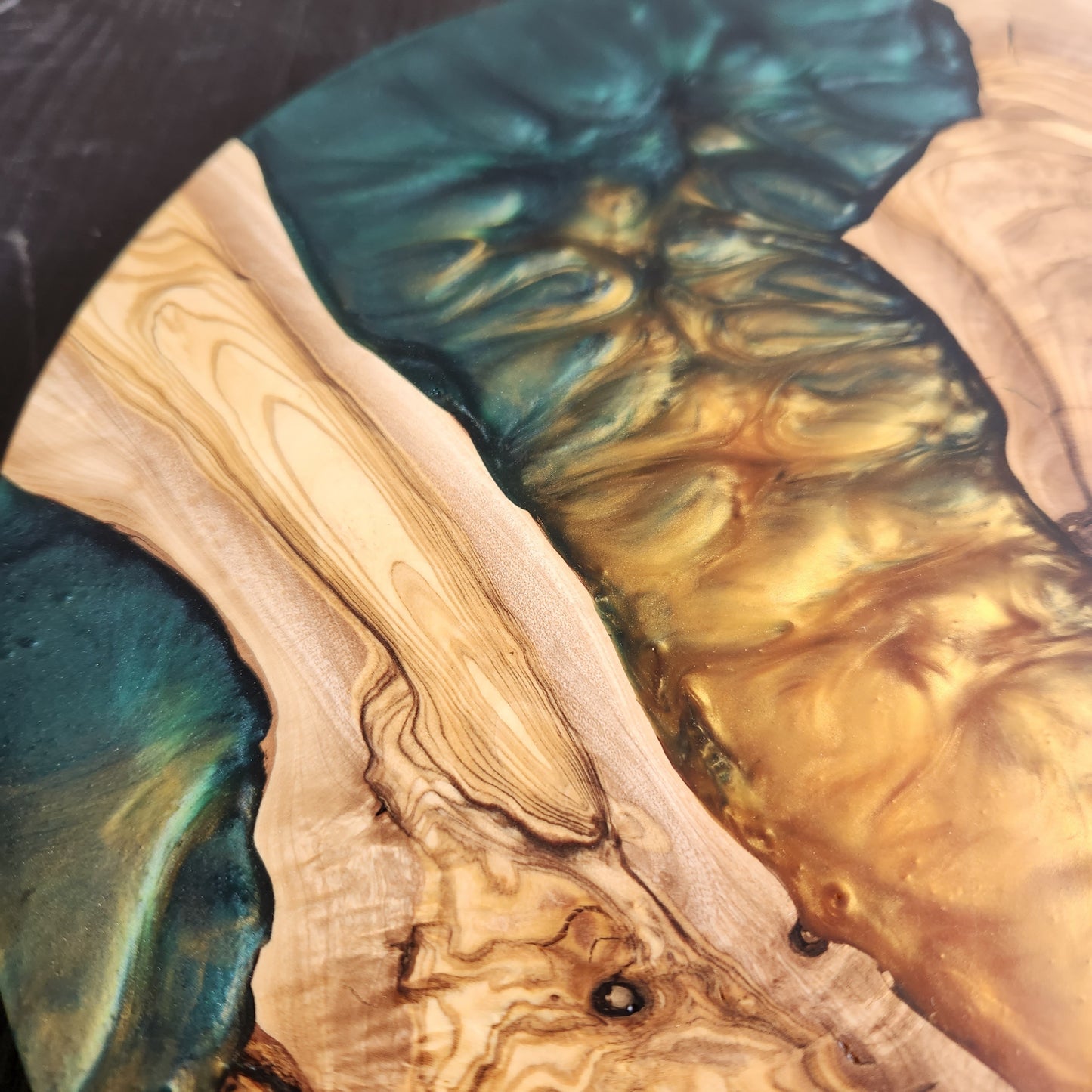 Golden Tide – Round Olive Wood & Emerald Resin Serving Board